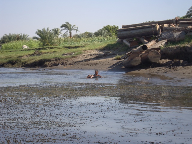 Un niño jugando en el Nilo